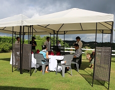 现场制作的香肠与现场烤制的面包搭配啤酒与葡萄酒的美食享用会