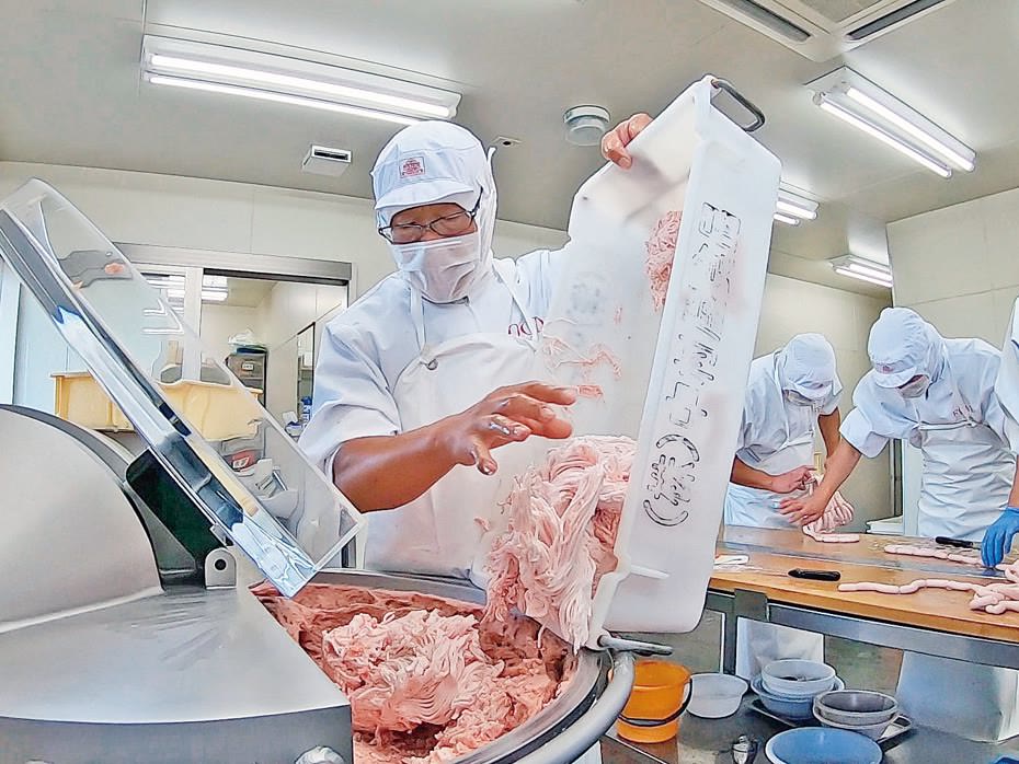 ハム工房での製造作業