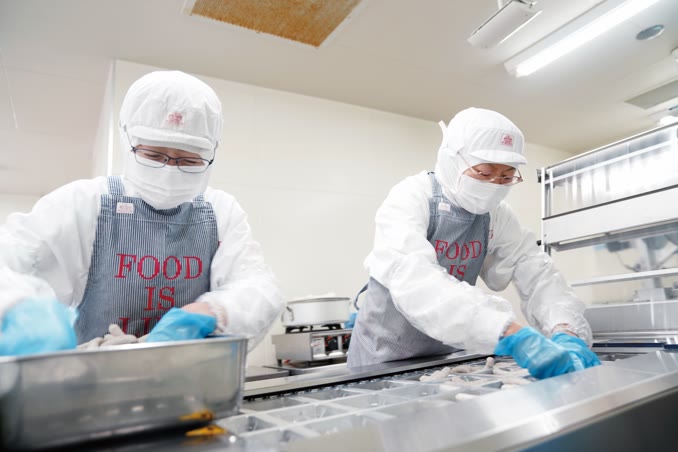 衛生管理された加工場での作業