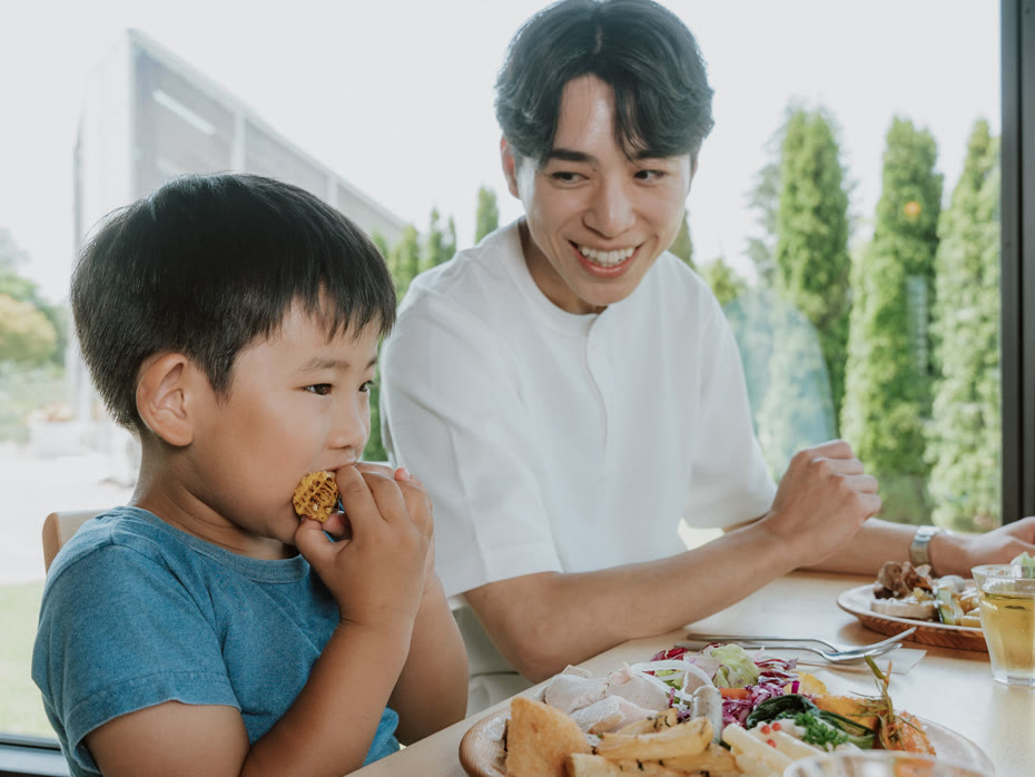 野菜を食べる子ども