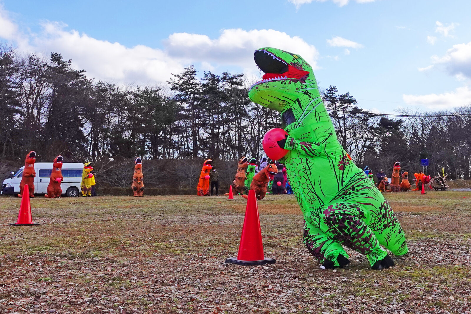 恐竜レース(館ヶ森風祭り)盛り上がっています！