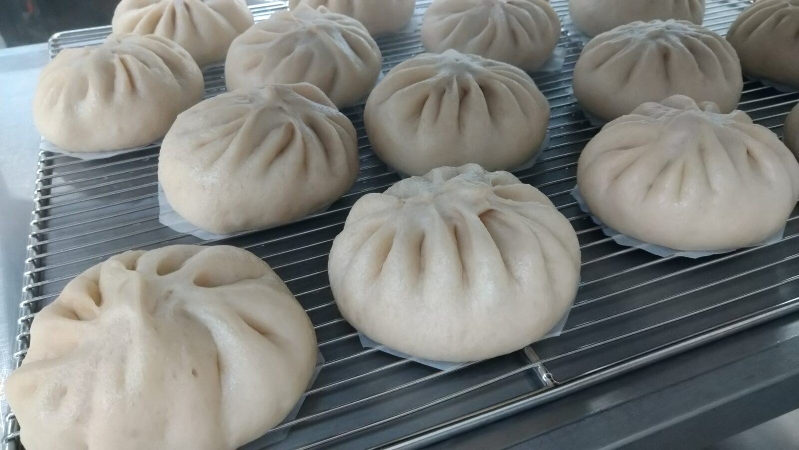 秋冬の風物詩 ― 大人気商品「豚まん」本格始動！