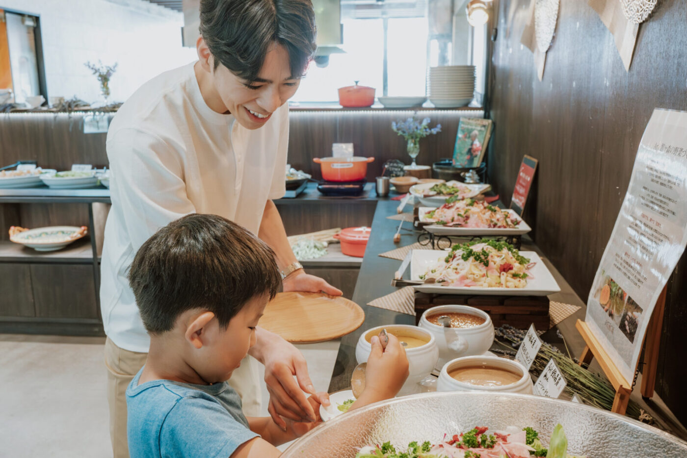 親子がビュッフェから料理を選んでいる様子