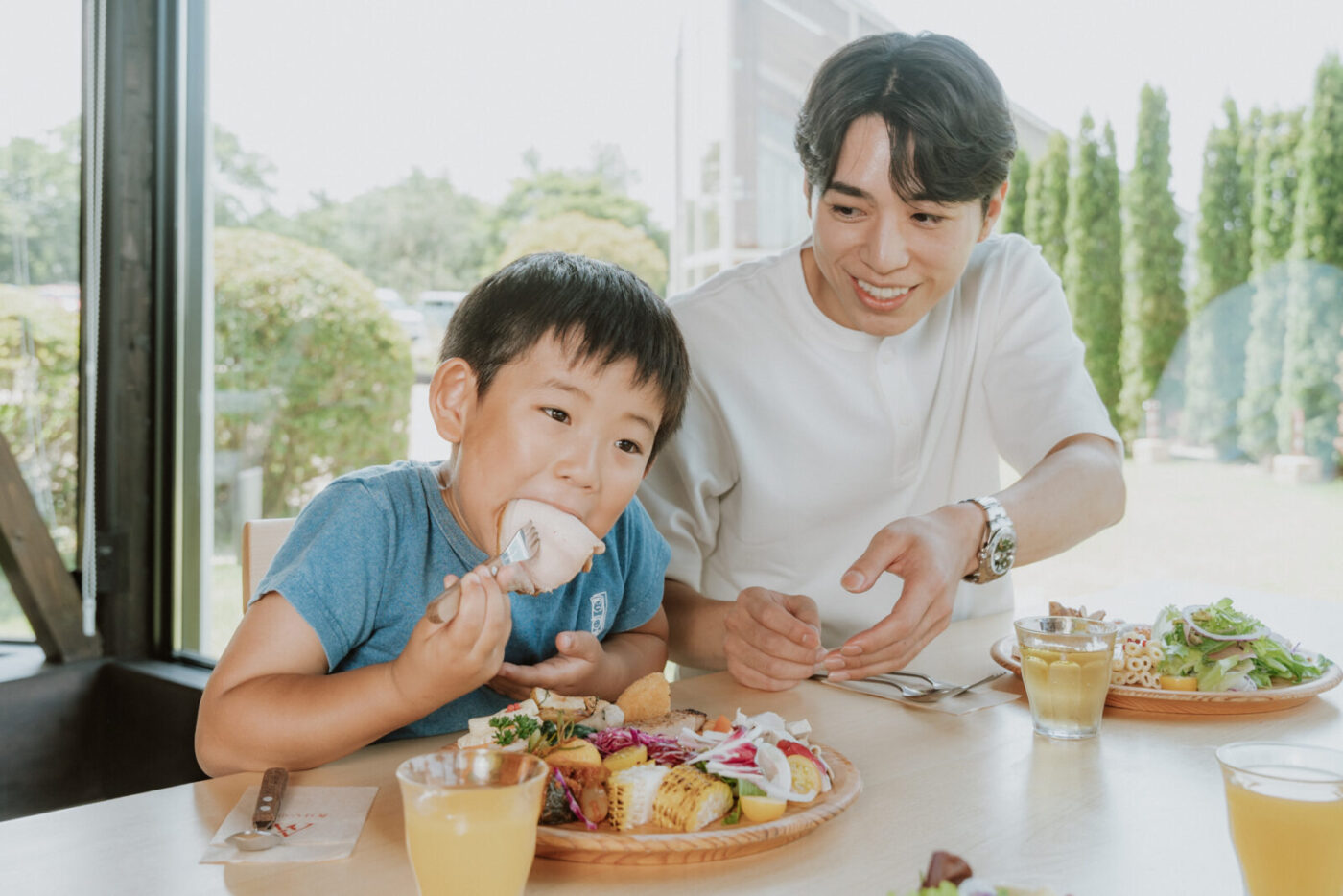子供が料理を頬張っている様子