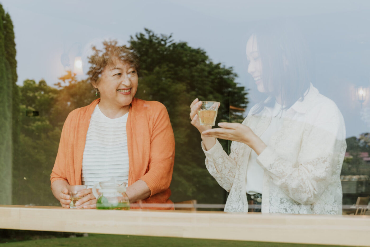 ハーブティーを飲む様子
